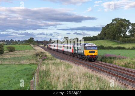 Locomotiva di classe 47 47593 sul poco usato Blackburn a. La valle di Hellifield Ribble allinea il brodo vuoto dall'estate treni espressi staycation Foto Stock