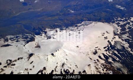 Un cratere vulcanico è chiaramente definito dalla neve in questo Foto scattata in Islanda a metà estate Foto Stock