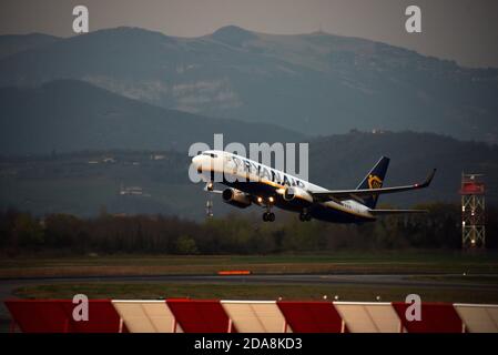 Bergamo, Italia - 26 marzo 2019: Un Ryanair Boeing 737 decade dall'aeroporto di Bergamo con le montagne sullo sfondo Foto Stock