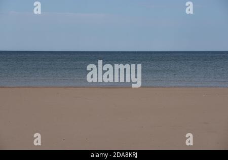 Linee parallele che guardano attraverso una spiaggia completamente vuota al Mar Mediterraneo in questa foto scattata in primavera in Spagna Foto Stock