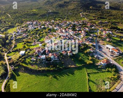 Vista aerea del piccolo villaggio e campi di coltura in autunno Foto Stock