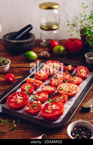 Preparazione di conserve di pomodoro con Timo e aglio Foto Stock