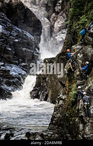 Sainte Anne Cayon, Canada - 21 2020 agosto: Turisti che si arrampicano attraverso la Via ferrata a Sainte Anne Cayon in Quebec Foto Stock