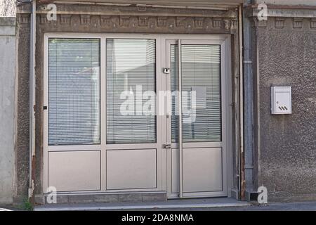 Porta chiusa e persiane nel negozio vuoto Foto Stock