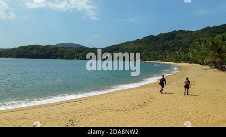 ANGRA DOS REIS, BRASILE - Nov 05, 2020: Spiaggia sull'isola di Ilha Grande, Rio de Janeiro, Brasile Foto Stock