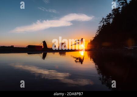 SlacklinerÃ‚Â si appoggia sulle acque costiere, la Push, Washington, USA Foto Stock