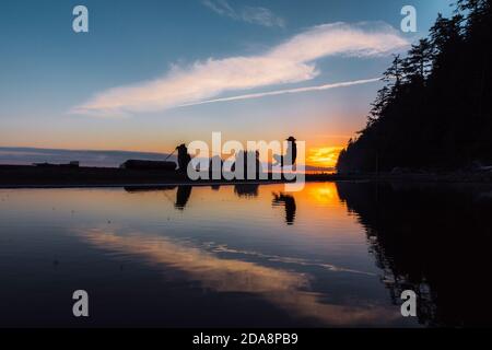 SlacklinerÃ‚Â bilanciamento sulle acque costiere, la Push, Washington, USA Foto Stock