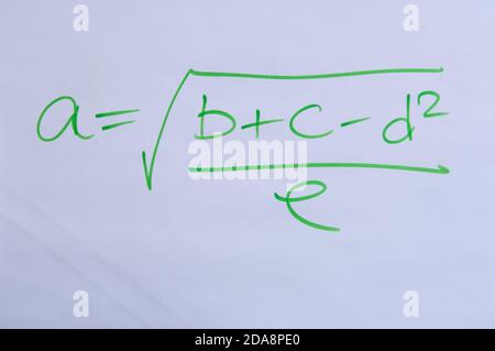 Una formula matematica scritta su una lavagna a fogli mobili Foto Stock