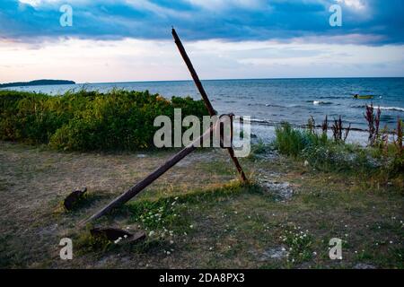 Enorme ancoraggio navale rustico sulla riva Foto Stock