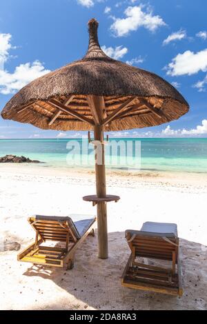 Bella spiaggia dell'isola di Mauritius,con vista mare torquise ,palme e ombrello. Foto Stock