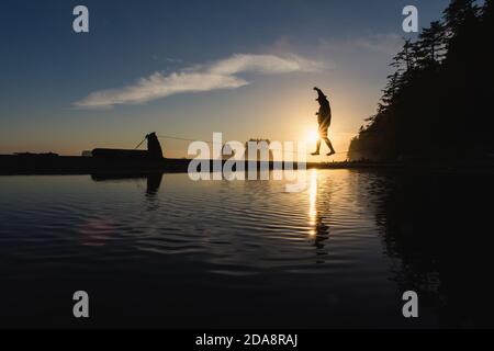 SlacklinerÃ‚Â camminando sulle acque costiere, la Push, Washington, USA Foto Stock