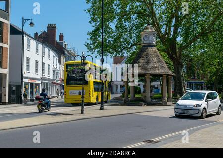 Oxford, UK 23/06/20: La fontana vittoriana alla rotonda di Oxford, costruita nel 1899 per commemorare il Giubileo del Diamante della Regina Vittoria, giallo Foto Stock