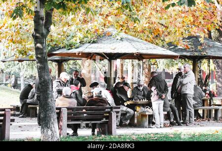 Uomini anziani che giocano a scacchi nel parco durante i pademics Foto Stock