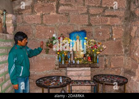 Cappella di pietra di Chataquila, offrendo Pachamama, Madre Terra, departimento de Chuquisaca, Ande montagne, Cordillera Centrale, Bolivia, America Latina Foto Stock