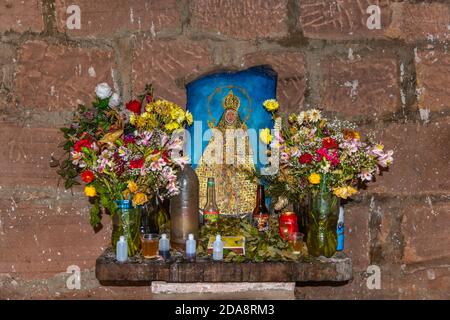 Cappella di pietra di Chataquila, offrendo Pachamama, Madre Terra, departimento de Chuquisaca, Ande montagne, Cordillera Centrale, Bolivia, America Latina Foto Stock