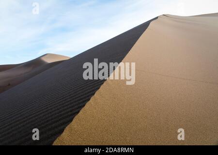 Khongoryn Els è conosciuta come 'Singing Sands'. Queste dune di sabbia si trovano all'interno del Parco Nazionale Gobi Gurvansaikhan nel deserto di Gobi a Mongol Foto Stock