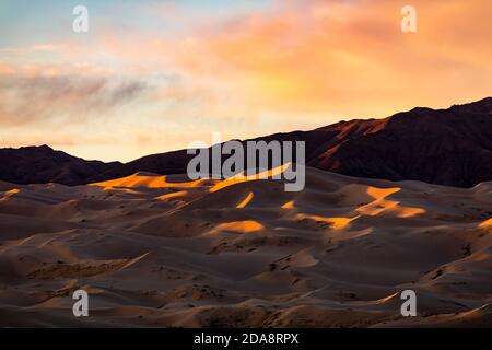 Khongoryn Els è conosciuta come 'Singing Sands'. Queste dune di sabbia si trovano all'interno del Parco Nazionale Gobi Gurvansaikhan nel deserto di Gobi a Mongol Foto Stock