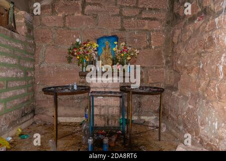 Cappella di pietra di Chataquila, offrendo Pachamama, Madre Terra, departimento de Chuquisaca, Ande montagne, Cordillera Centrale, Bolivia, America Latina Foto Stock