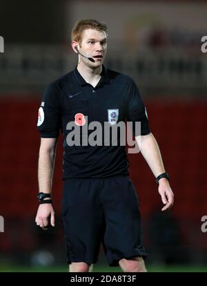 L'arbitro James Oldham durante la partita del Papa John's Trophy Group F allo stadio Keepmoat di Doncaster. Foto Stock