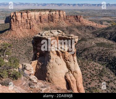 Formazioni di arenaria nel Monument Canyon nel Colorado National Monument, Colorado, USA. Le scogliere del libro sono in lontananza. Foto Stock