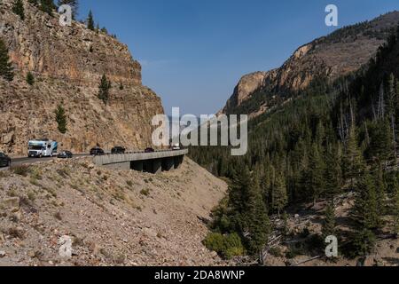 Traffico sul viadotto lungo il Golden Gate Canyon nel Parco Nazionale di Yellowstone nel Wyoming, Stati Uniti. Foto Stock