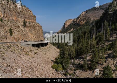 Traffico sul viadotto lungo il Golden Gate Canyon nel Parco Nazionale di Yellowstone nel Wyoming, Stati Uniti. Foto Stock