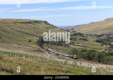 Il treno "The Staycation Express" che passa dalla cima dell'AIS Gill sul Sistemazione panoramica sulla linea ferroviaria Carlisle con locomotiva classe 47 47593 Foto Stock