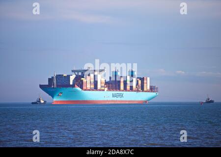 Nave portacontainer Maribo Maersk che entra nel porto di Felixstowe, Suffolk, Regno Unito. Foto Stock