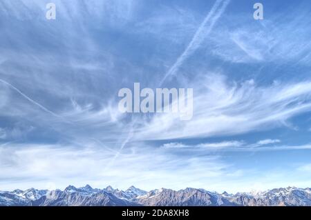 Bella immagine panoramica della dorsale montana delle Alpi austriache e un cielo spettacolare sopra di loro. Immagine con uno spazio di copia preso dal lato italiano. Foto Stock