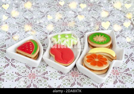 Biscotti sagomati su un piatto a forma di a. Albero di Natale Foto Stock