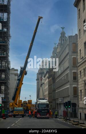 Gru Goliath su Water Street a Liverpool, Inghilterra Regno Unito Foto Stock