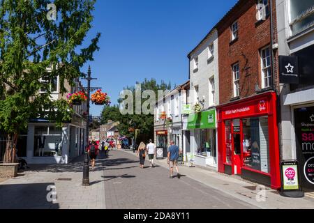 Vista generale dell'area dello shopping di King Street (durante la pandemia di Covid-19) a Thetford, Norfolk, Regno Unito. Foto Stock