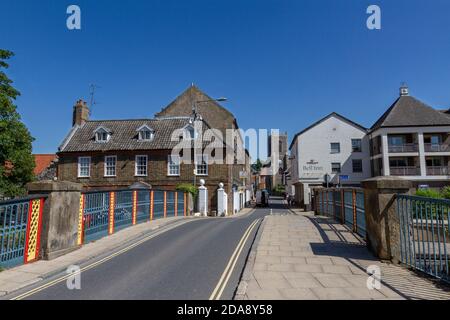 Vista su Bridge Street verso St Peters Church, Thetford, Norfolk, Regno Unito. Foto Stock