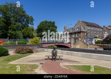 La statua dell'attore Arthur Lowe che ha interpretato il Capitano Mainwaring nella sitcom britannica Dad's Army, Thetford Riverside, Thetford, Norfolk, UK. Foto Stock