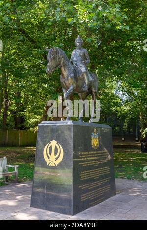 Statua di Maharajah Duleep Singh a cavallo sull'isola di Butten, Thetford Riverside, Thetford, Norfolk, Regno Unito. Foto Stock