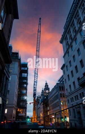 Gru Goliath su Water Street a Liverpool, Inghilterra Regno Unito Foto Stock