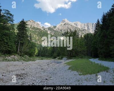 Fiume di montagna essiccato nel Toten Gebirge Foto Stock