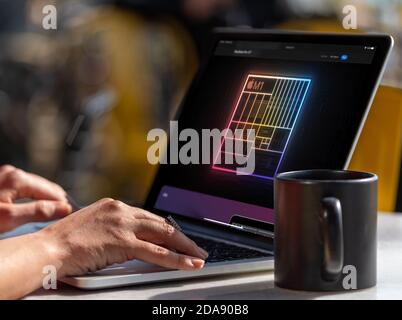 Antalya / Turchia - 10 novembre 2020: Schermo del computer che mostra l'introduzione del nuovo processore M1, che sarà utilizzato in Apple MacBook Pro e MacBook ai Foto Stock