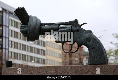 La scultura della pistola annodata di Carl Fredrik Reutersward a Goteborg Foto Stock