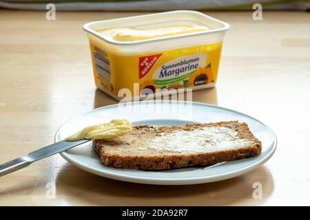 Margarina, per bollire, friggere, cuocere a spalmare, fatta di olio di girasole, di sostituzione del burro o del lardo, Foto Stock