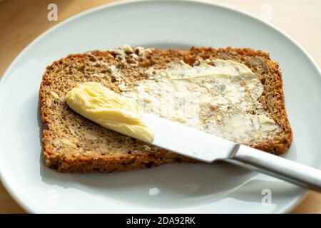 Margarina, per bollire, friggere, cuocere a spalmare, fatta di olio di girasole, di sostituzione del burro o del lardo, Foto Stock