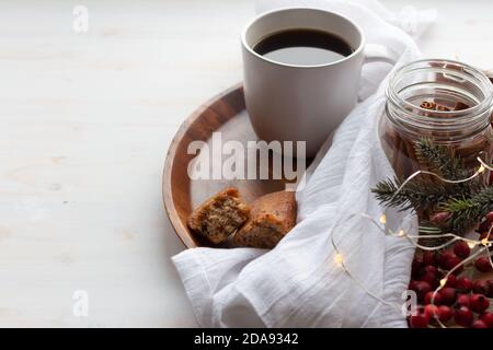 Tazza di caffè con bastoncini di cannella sfondo di legno chiaro. spazio  per il testo Foto stock - Alamy