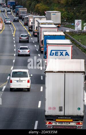 Autobahn A1 bei Wetter/Ruhr, Anschlussstelle Volmarstein, dichter Verkehr an einer Autobahn Baustelle, Brückenneubau, viele LKW, verengte Fahrspuren, Foto Stock