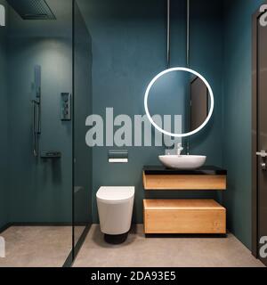 Interni dal design moderno con lavandino, pareti blu egeo con specchi rotondi, concetto minimalista e pulito, rendering 3d Foto Stock