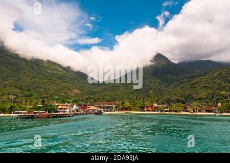 Vila do Abraao vista della città dal mare. Situato nell'isola di Ilha Grande vicino a Rio de Janeiro, è una perfetta fuga dalla frenetica vita cittadina. Foto Stock