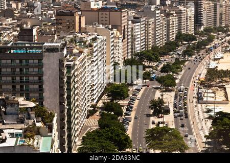 Viale Avenida Atlantica e lussuosi edifici residenziali e alberghieri. Soggiorno costoso di fronte alla famosa spiaggia di Copacabana. Foto Stock