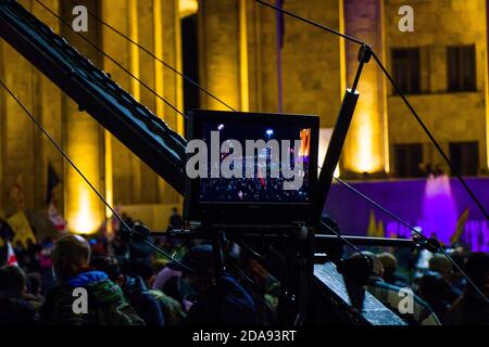 TBILISI, GEORGIA - 09 novembre 2020: Proteste georgiane davanti al Parlamento della Georgia, proteste anti-governative dopo le elezioni. Persone con m Foto Stock