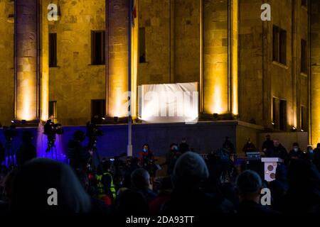 TBILISI, GEORGIA - 09 novembre 2020: Proteste georgiane davanti al Parlamento della Georgia, proteste anti-governative dopo le elezioni. Persone con m Foto Stock