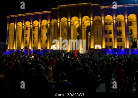 TBILISI, GEORGIA - 09 novembre 2020: Proteste georgiane davanti al Parlamento della Georgia, proteste anti-governative dopo le elezioni. Persone con m Foto Stock