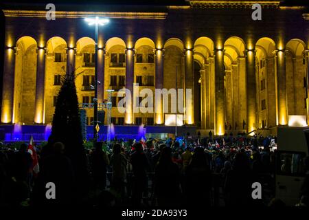 TBILISI, GEORGIA - 09 novembre 2020: Proteste georgiane davanti al Parlamento della Georgia, proteste anti-governative dopo le elezioni. Persone con m Foto Stock